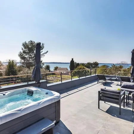 Nina By Guide 페로이