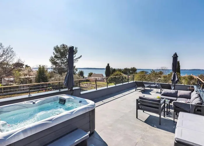 Nina By Guide 페로이